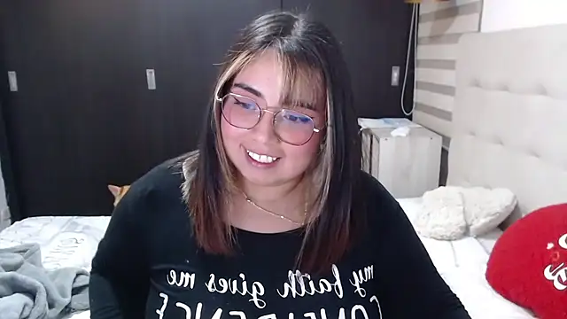 Snapshot of yini_angel chatting on 06.22.26 yini angel online show from 06.22.26