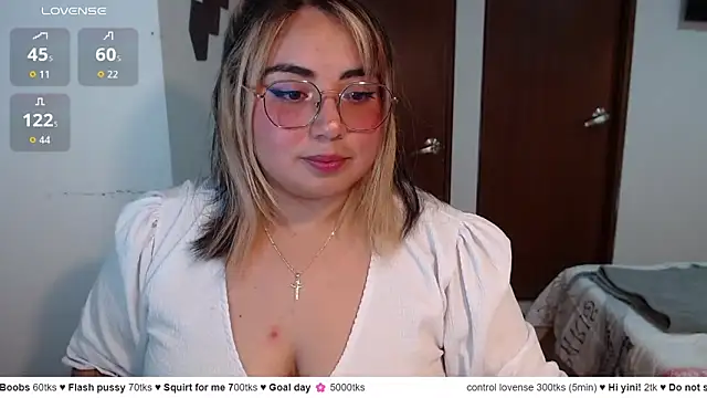 Snapshot of yini_angel chatting on 06.23.26 yini angel online show from 06.23.26
