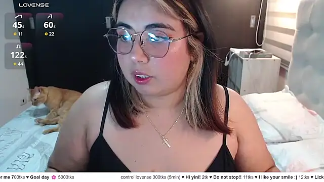 Snapshot of yini_angel chatting on 06.25.26 yini angel online show from 06.25.26