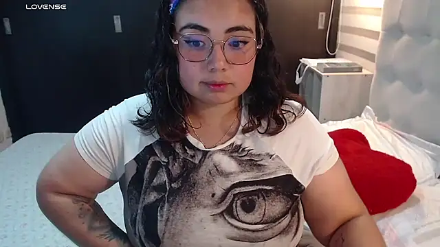 Snapshot of yini_angel chatting on 06.26.26 yini angel online show from 06.26.26