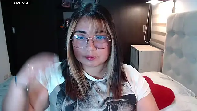 Snapshot of yini_angel chatting on 07.07.26 yini angel online show from 07.07.26