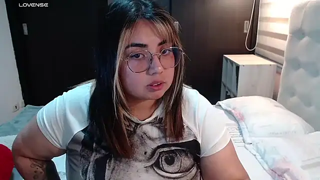 Snapshot of yini_angel chatting on 07.07.26 yini angel online show from 07.07.26