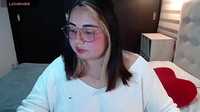 Snapshot of yini_angel chatting on 07.13.26 yini angel online show from 07.13.26
