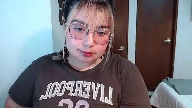 Snapshot of yini_angel chatting on 07.15.26 yini angel online show from 07.15.26