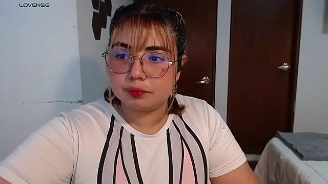 Snapshot of yini_angel chatting on 07.16.26 yini angel online show from 07.16.26