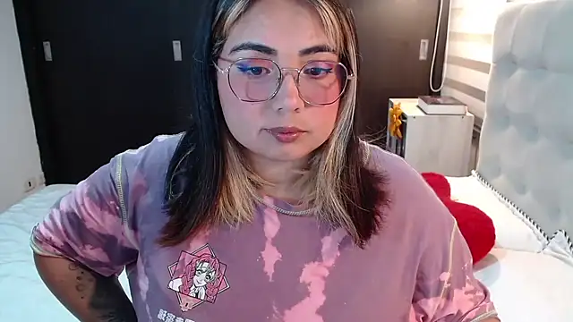 Snapshot of yini_angel chatting on 07.23.26 yini angel online show from 07.23.26