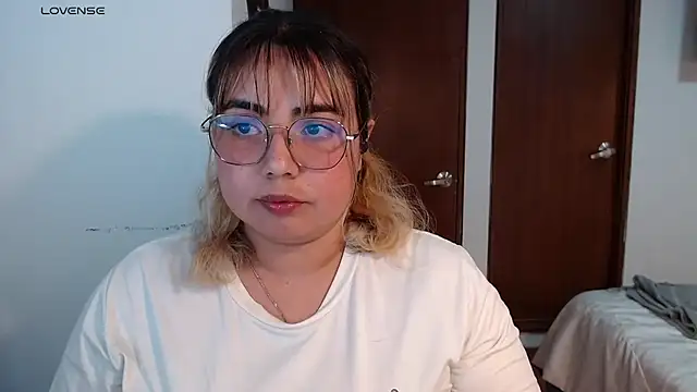 Snapshot of yini_angel chatting on 07.28.26 yini angel online show from 07.28.26