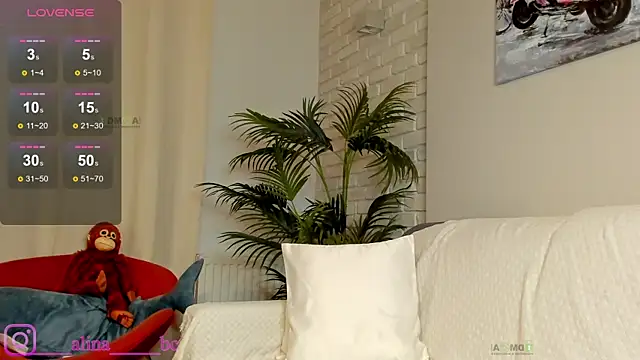 Snapshot of Miss--boo chatting on 03.03.25 Miss--boo online show from 03.03.25