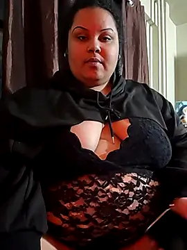 Snapshot of MissMazi chatting on 11.30.25 MissMazi online show from 11.30.25