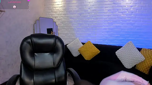 Snapshot of MaryLewis_ chatting on 02.03.25 MaryLewis online show from 02.03.25