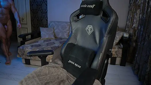 Snapshot of mike0xx chatting on 11.28.25 mike0xx online show from 11.28.25