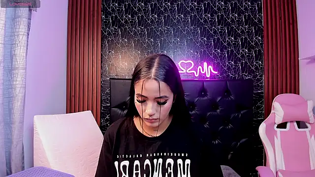 Snapshot of Tamara-evans chatting on 02.03.25 Tamara-evans online show from 02.03.25