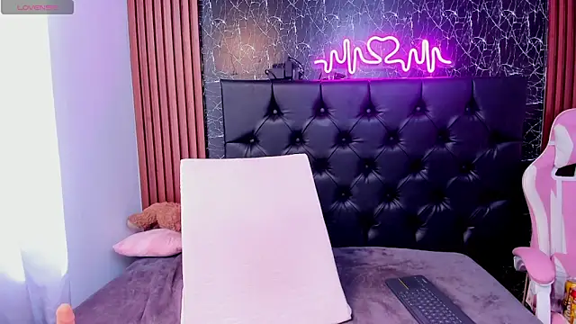 Snapshot of Tamara-evans chatting on 02.07.25 Tamara-evans online show from 02.07.25