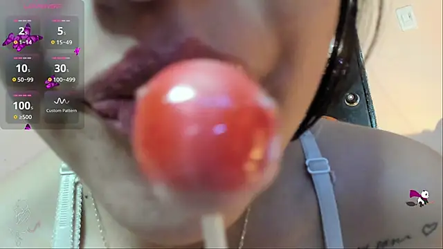 Snapshot of candymills1 chatting on 10.29.25 candymills1 online show from 10.29.25