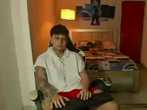 Snapshot of Jake_simons chatting on 02.18.25 Jake simons online show from 02.18.25