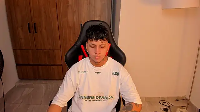 Snapshot of Jake_simons chatting on 09.23.25 Jake simons online show from 09.23.25