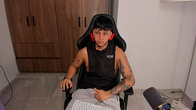 Snapshot of Jake_simons chatting on 09.26.25 Jake simons online show from 09.26.25