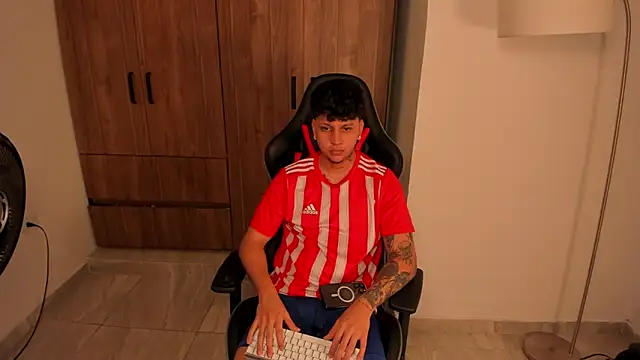 Snapshot of Jake_simons chatting on 12.03.25 Jake simons online show from 12.03.25