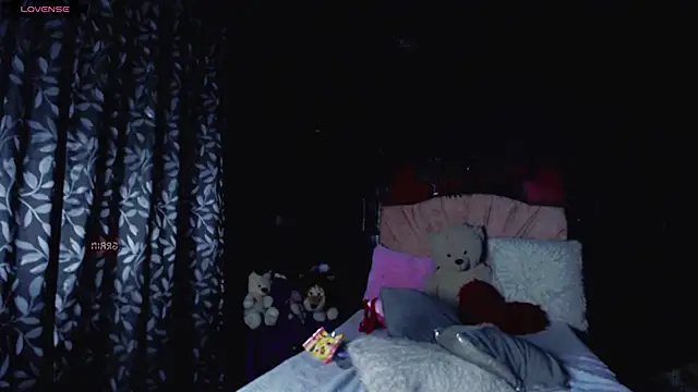 Snapshot of Summer_XO chatting on 01.28.25 Summer XO online show from 01.28.25