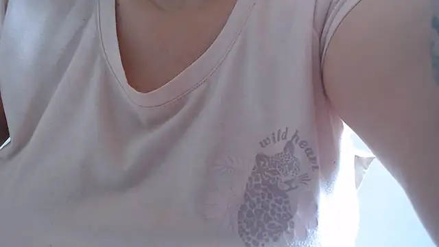 Snapshot of andreaisis2 chatting on 06.25.26 andreaisis2 online show from 06.25.26