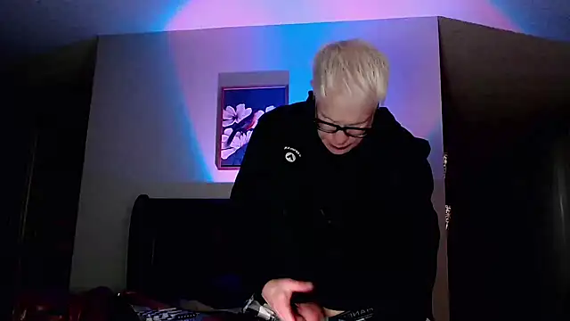 Snarfle82 online show from 11.13.25