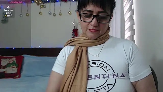 Snapshot of ISABEEL_SOFIA01 chatting on 01.04.25 ISABEEL SOFIA01 online show from 01.04.25