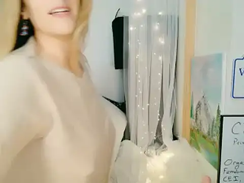 Snapshot of victorialotus chatting on 09.25.25 victorialotus online show from 09.25.25