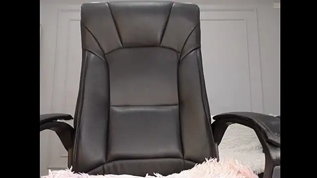 LillieSoonKim online show from 10.05.25