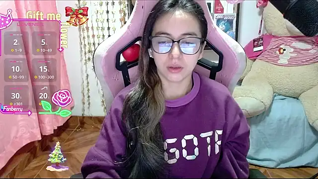 Snapshot of Maggie_Fox3 chatting on 11.04.25 Maggie Fox3 online show from 11.04.25