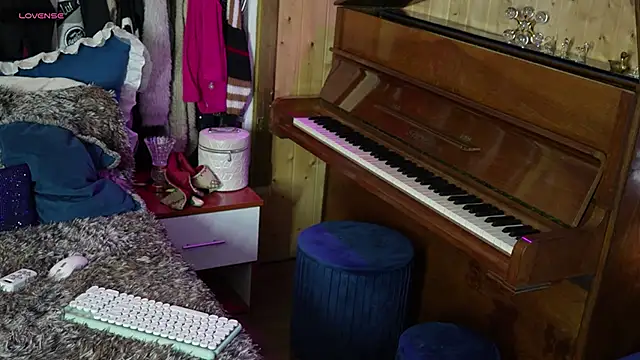 Snapshot of VanessaDoyle chatting on 09.18.25 VanessaDoyle online show from 09.18.25