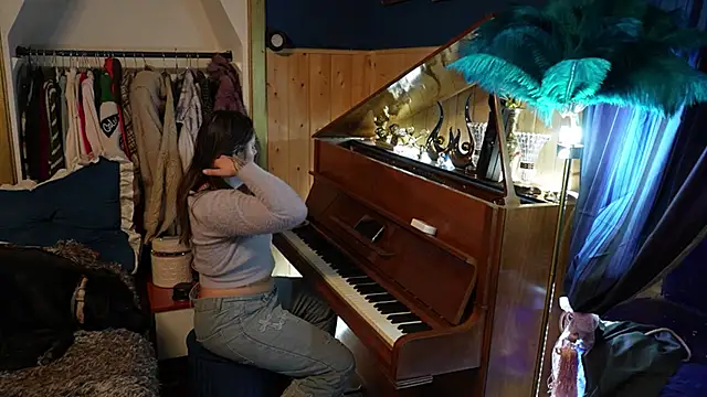 Snapshot of VanessaDoyle chatting on 10.16.25 VanessaDoyle online show from 10.16.25