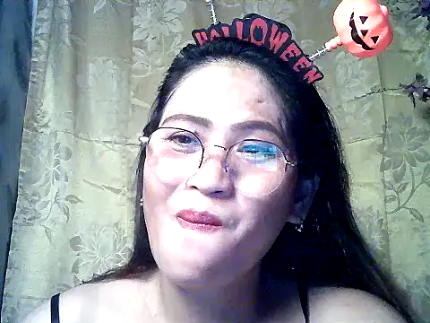 Snapshot of Amazing_Angel22 chatting on 10.31.25 Amazing Angel22 online show from 10.31.25