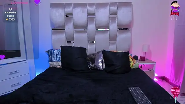 Snapshot of MelanyShayk chatting on 06.19.26 MelanyShayk online show from 06.19.26