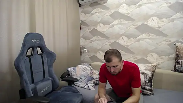 Snapshot of SerzhKorol1 chatting on 09.24.25 SerzhKorol1 online show from 09.24.25