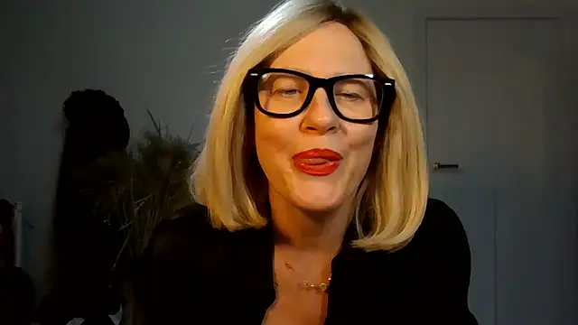 Snapshot of AdeleMILF chatting on 12.18.25 AdeleMILF online show from 12.18.25