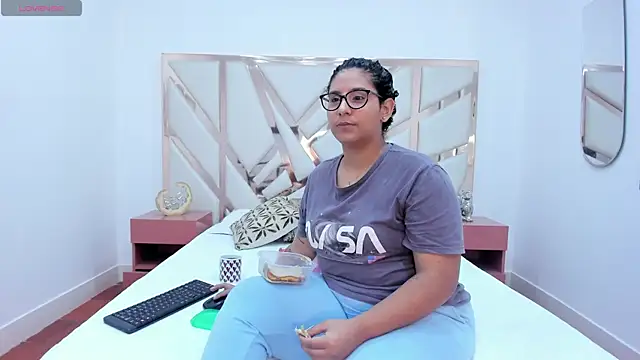 DanielleEvans  online show from 02.25.25