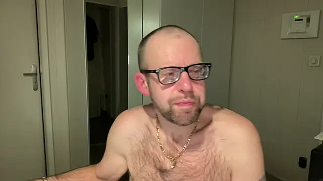 Snapshot of FABIOGLASSES chatting on 11.18.25 FABIOGLASSES online show from 11.18.25