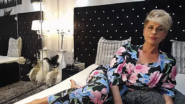 Snapshot of InannaStar chatting on 02.21.25 InannaStar online show from 02.21.25