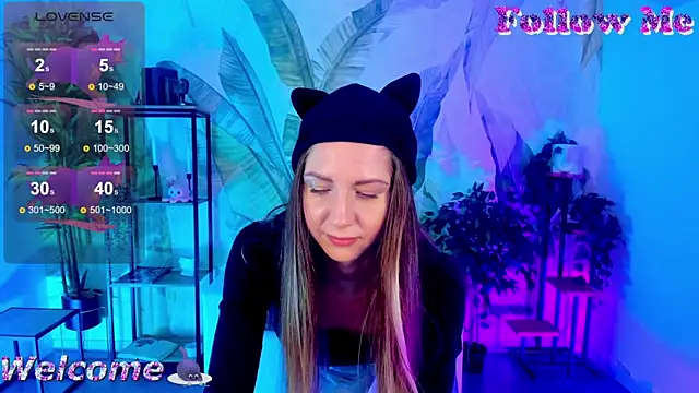 Snapshot of GrayceWild chatting on 03.18.25 GrayceWild online show from 03.18.25