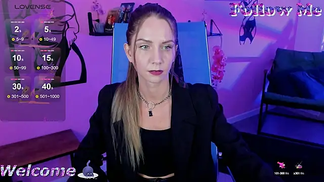 Snapshot of GrayceWild chatting on 09.16.25 GrayceWild online show from 09.16.25