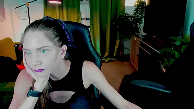 Snapshot of GrayceWild chatting on 09.19.25 GrayceWild online show from 09.19.25