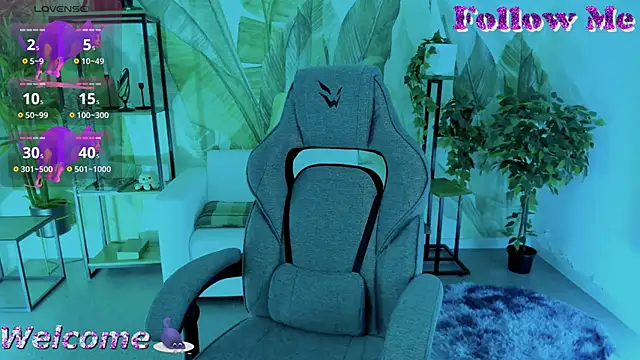 Snapshot of GrayceWild chatting on 09.26.25 GrayceWild online show from 09.26.25