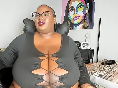 Snapshot of SexyHugeblackTitties chatting on 10.12.25 SexyHugeblackTitties online show from 10.12.25