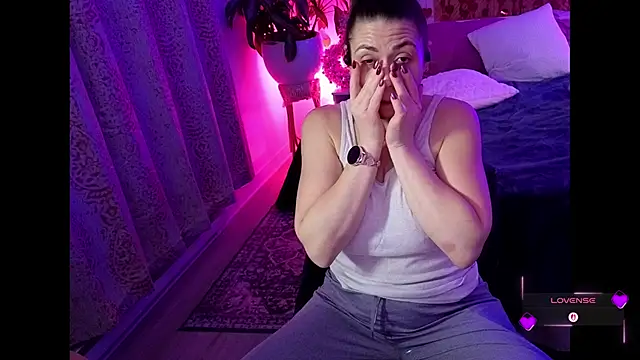 Snapshot of Ellie-L-Elizabeth chatting on 02.14.26 Ellie-L-Elizabeth online show from 02.14.26