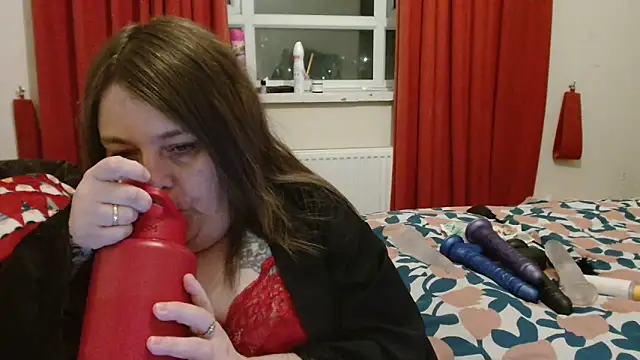 Snapshot of HouseWifeWhore_Milf chatting on 09.10.25 HouseWifeWhore Milf online show from 09.10.25