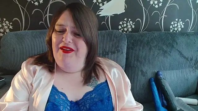 Snapshot of HouseWifeWhore_Milf chatting on 09.16.25 HouseWifeWhore Milf online show from 09.16.25