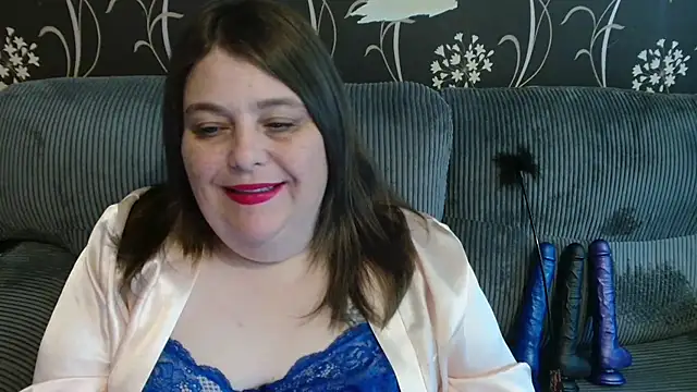 Snapshot of HouseWifeWhore_Milf chatting on 10.22.25 HouseWifeWhore Milf online show from 10.22.25