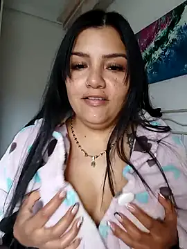 Snapshot of laura_dirtyhot chatting on 12.04.25 laura dirtyhot online show from 12.04.25