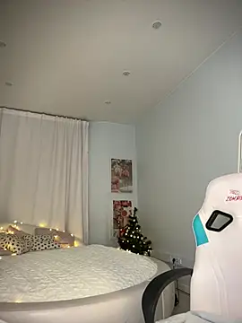 Snapshot of IvyHoney chatting on 12.27.24 IvyHoney online show from 12.27.24
