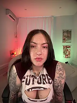 Snapshot of IvyHoney chatting on 03.18.25 IvyHoney online show from 03.18.25
